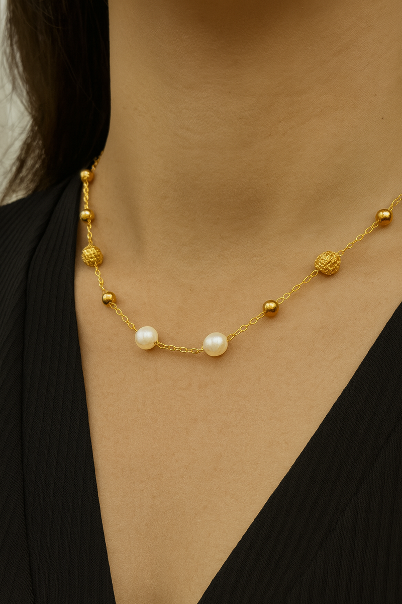🔸 Colar Dourado com Pérolas e Esferas Texturizadas